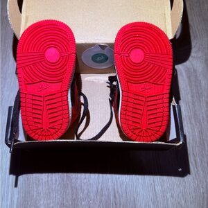 Nike Kids 
Retro 1 OG
Black and Red 
Toddler 
Size 4c
